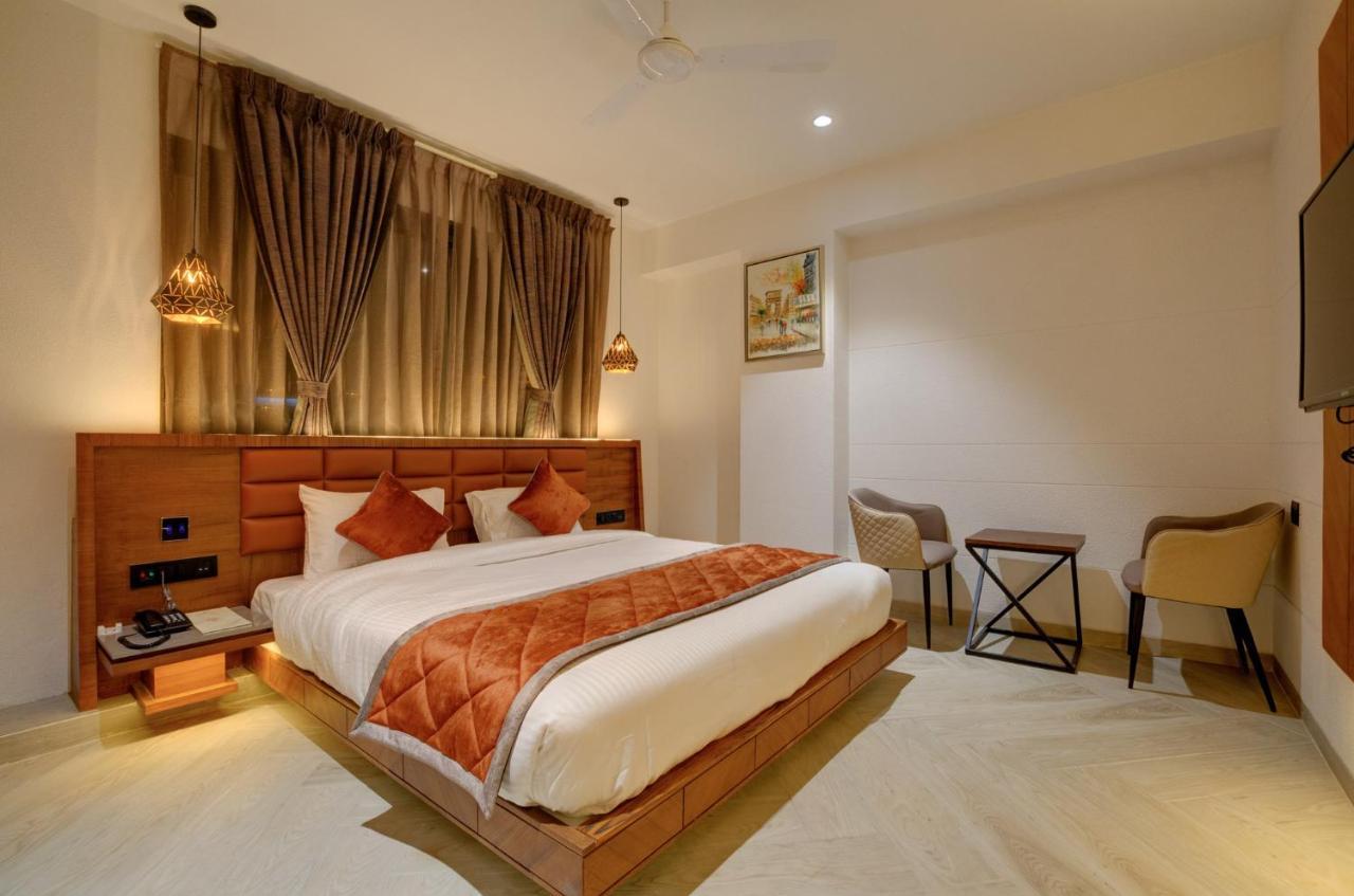 Hotel Diamond 26 Surat Exterior photo