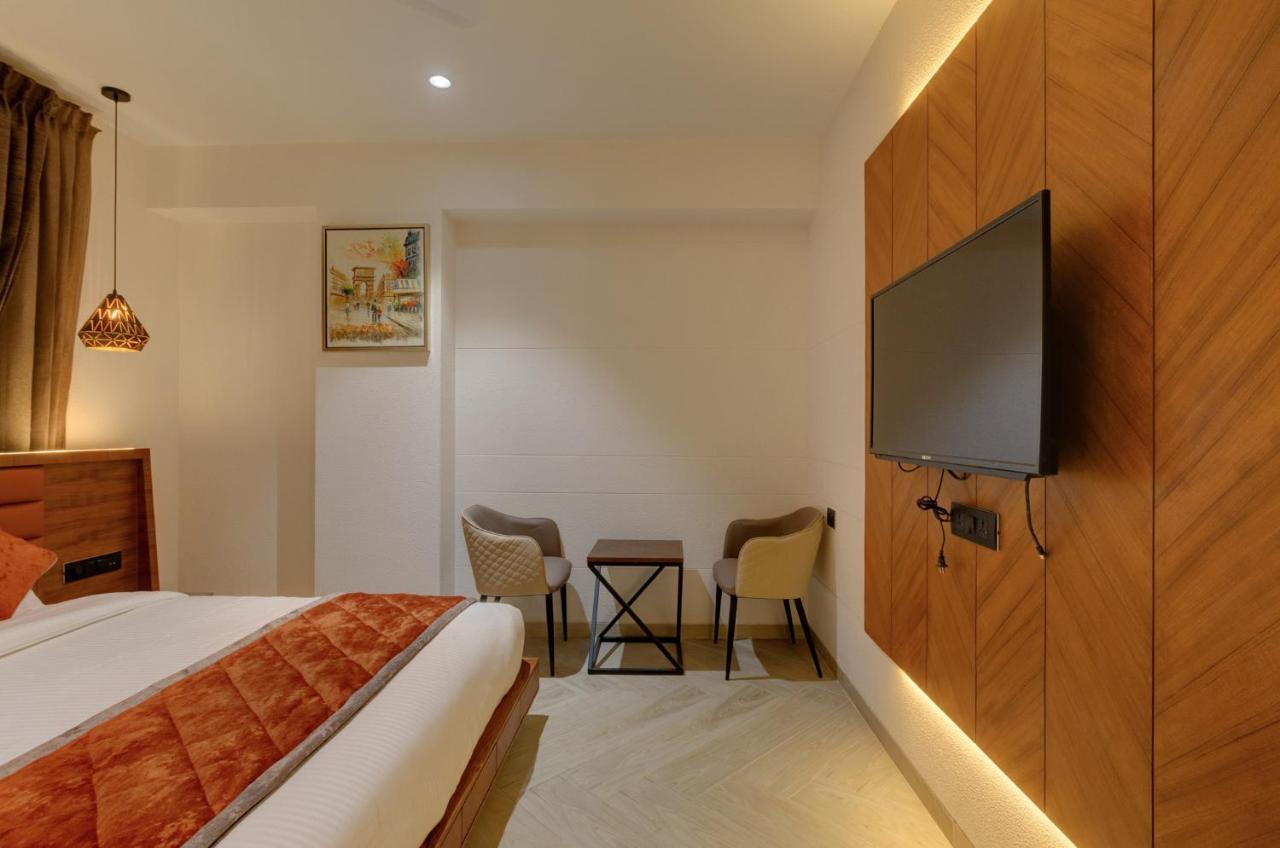 Hotel Diamond 26 Surat Exterior photo