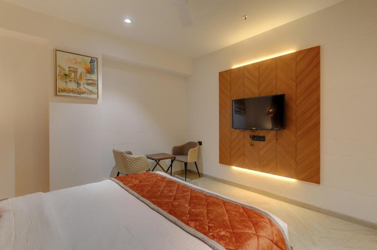 Hotel Diamond 26 Surat Exterior photo